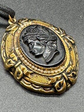 VTG Victorian Style Mourning Cameo Pendant Locket Necklace Gold & Black + Photos